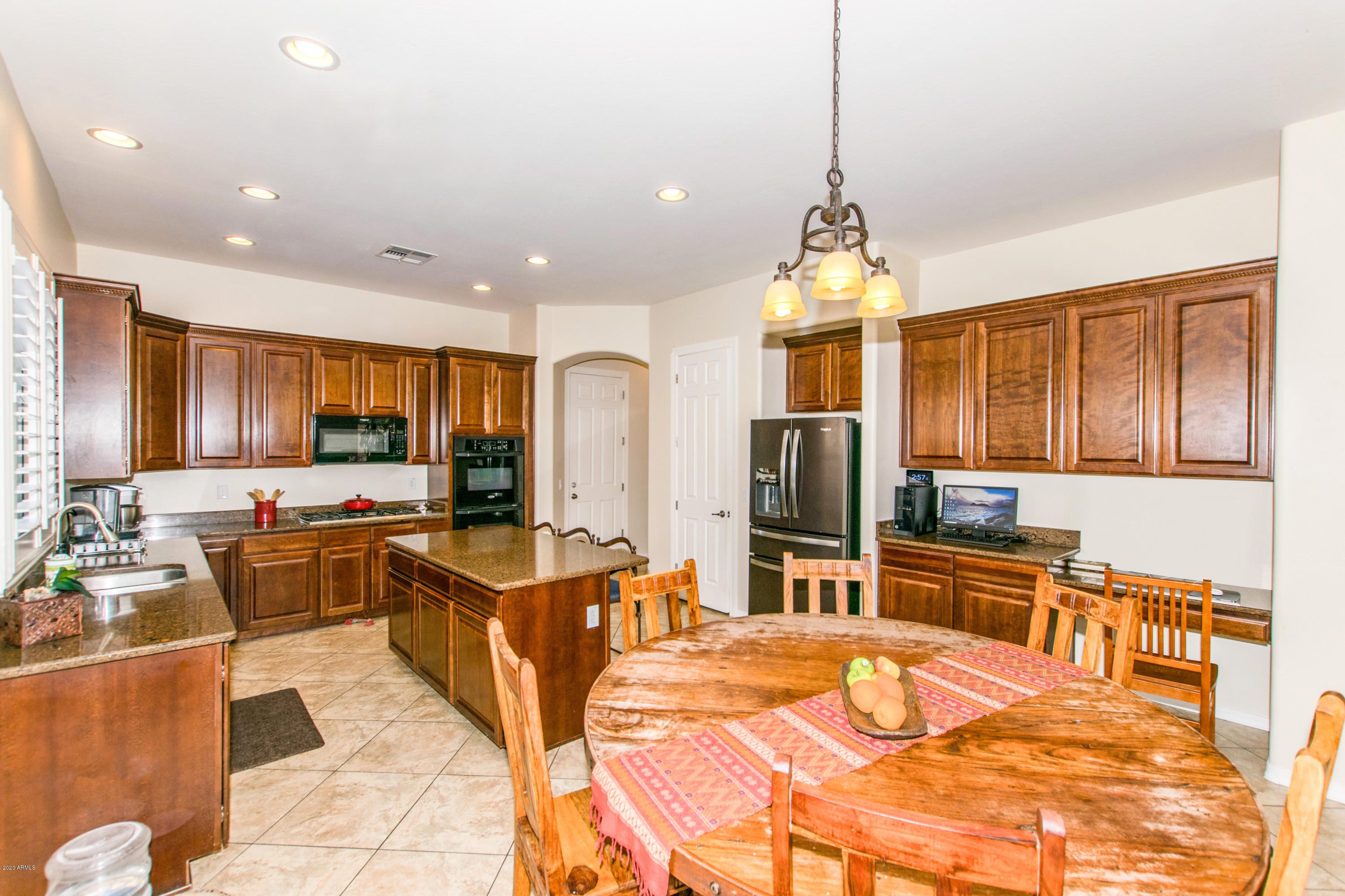 1296 East Bautista Road Gilbert, AZ 85297 - Photo 13 of 52 09 Kitchen