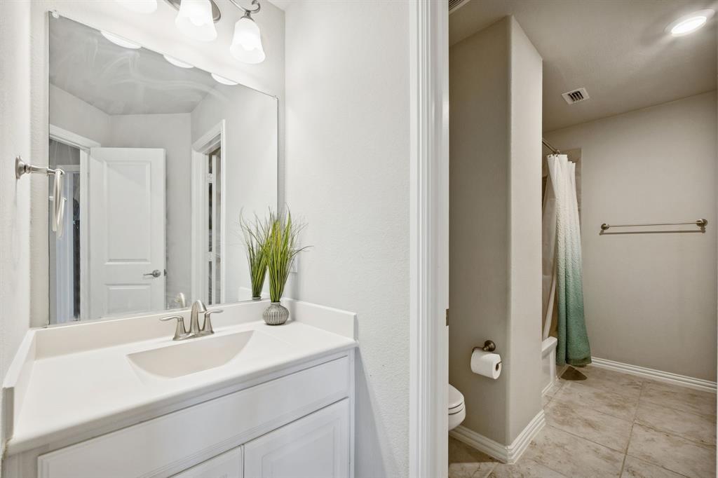 6333 Hall Road Frisco, TX 75034 - Photo 30 of 36 Split upstairs bathroom