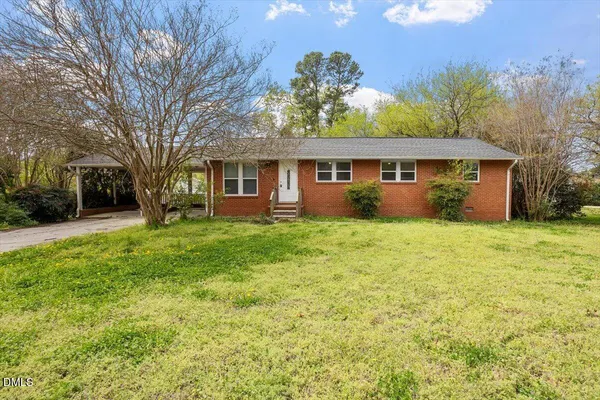 a view of a house with yard and tree s