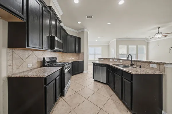 $2,400 | 1523 Bluestone Edge Lane, Pearland, TX 77089