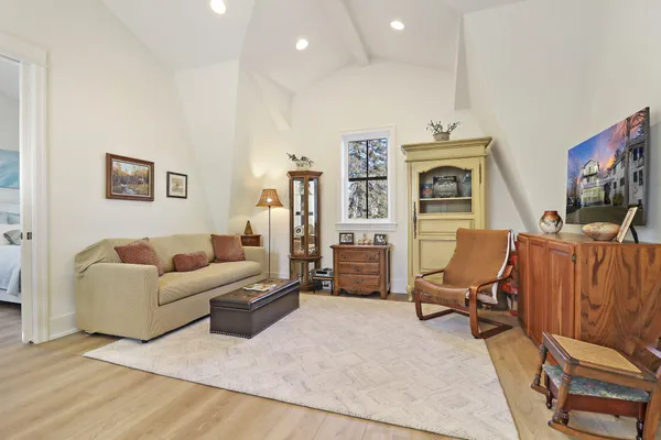 $1,700 | 3 North Walworth Avenue, Williams Bay, WI 53191
