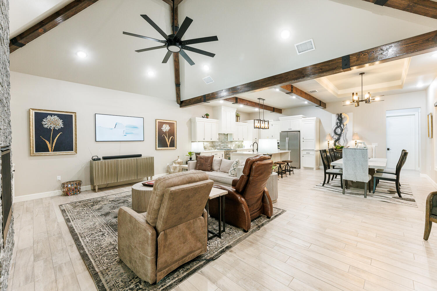 5310 112th Street Lubbock, TX 79424 - Photo 4 of 36 a living room with furniture