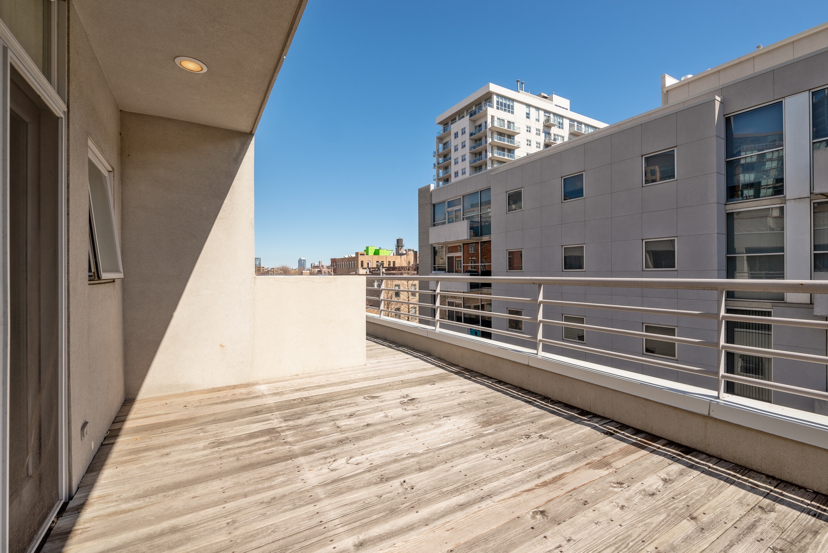 943 West Huron Street, Unit E Chicago, IL 60642 - Photo 7 of 12 a view of a large white building