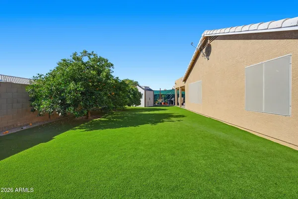 a view of a house with backyard