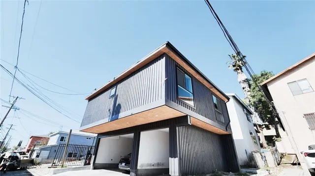 a view of entryway with a front door