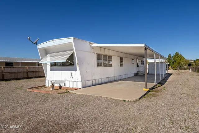 a view of a house with backyard and a window