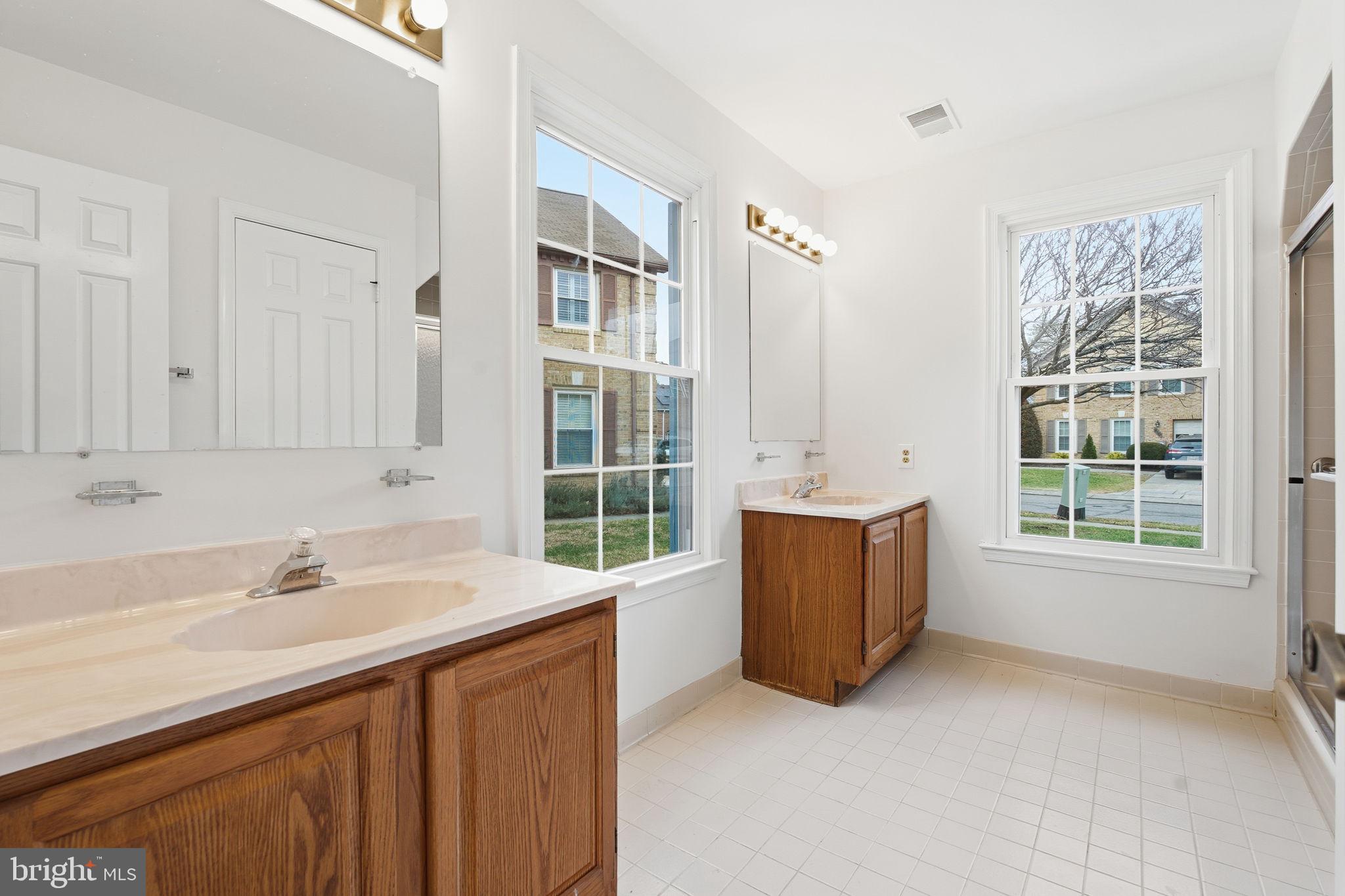 911 Boom Way Annapolis, MD 21401 - Photo 12 of 28 Main level full bathroom.