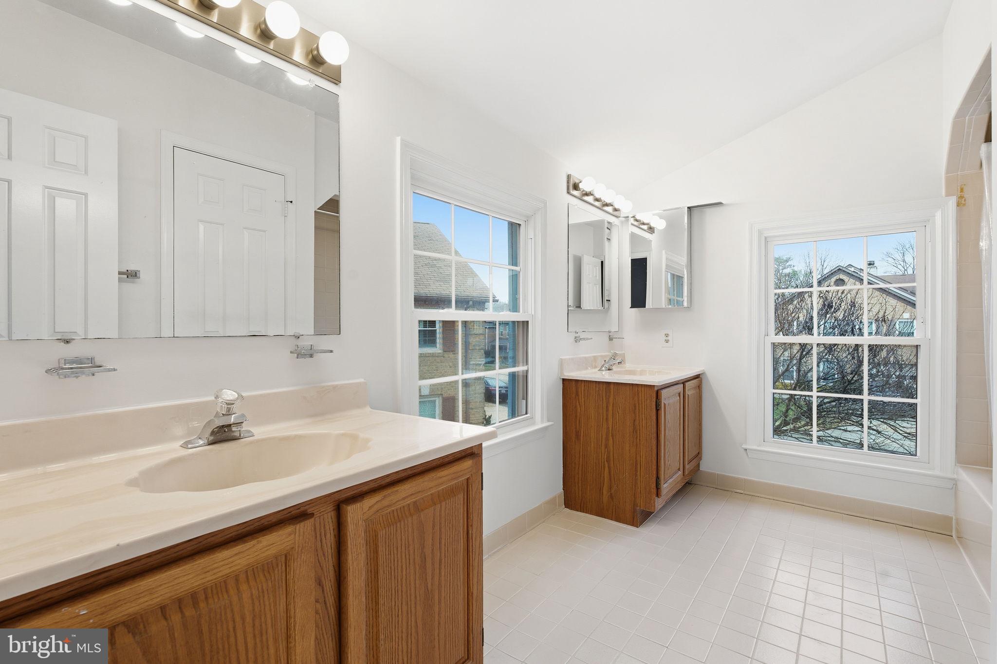 911 Boom Way Annapolis, MD 21401 - Photo 19 of 28 Upper level primary bathroom.