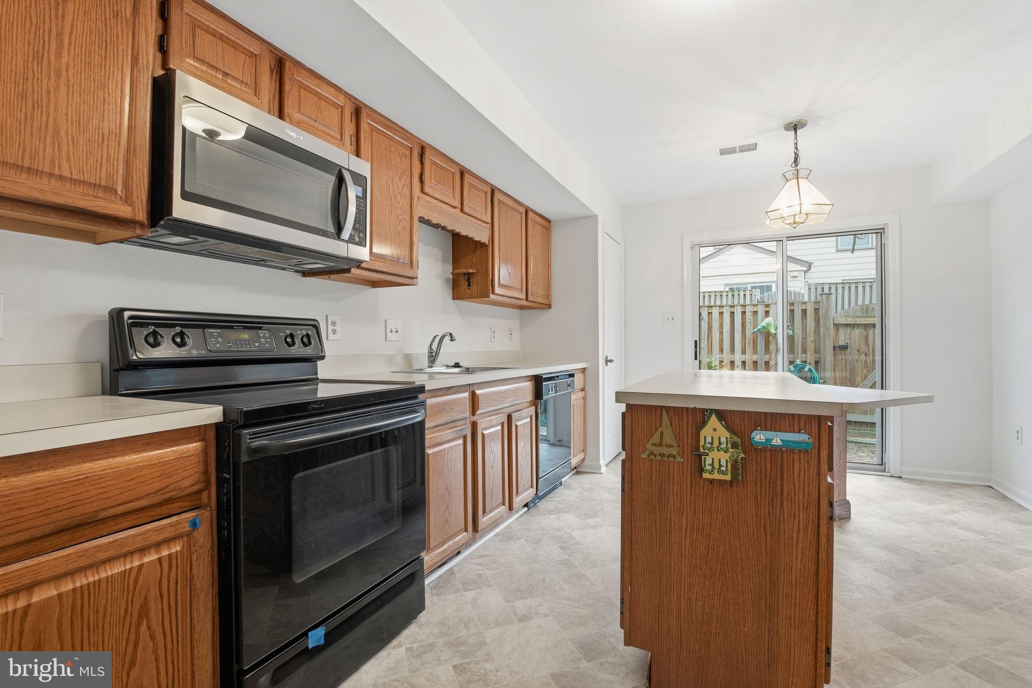 911 Boom Way Annapolis, MD 21401 - Photo 8 of 28 Great counter space.