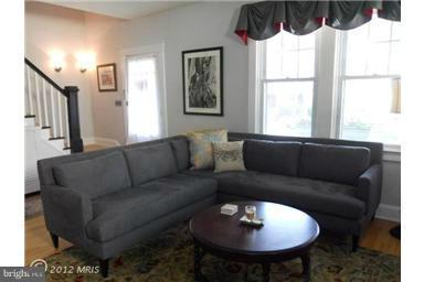 504 Hollen Road Baltimore, MD 21212 - Photo 5 of 22 Living Room