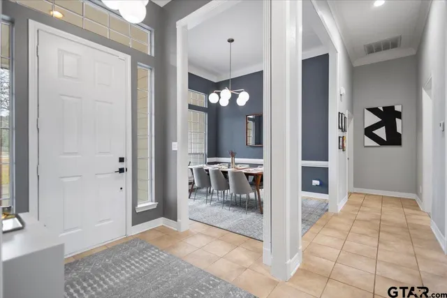 a view of livingroom with dining area