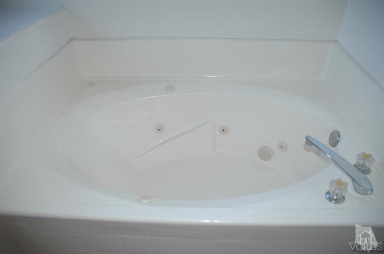 802 Pivot Point Way Oxnard, CA 93035 - Photo 12 of 13 a bathroom with a bathtub