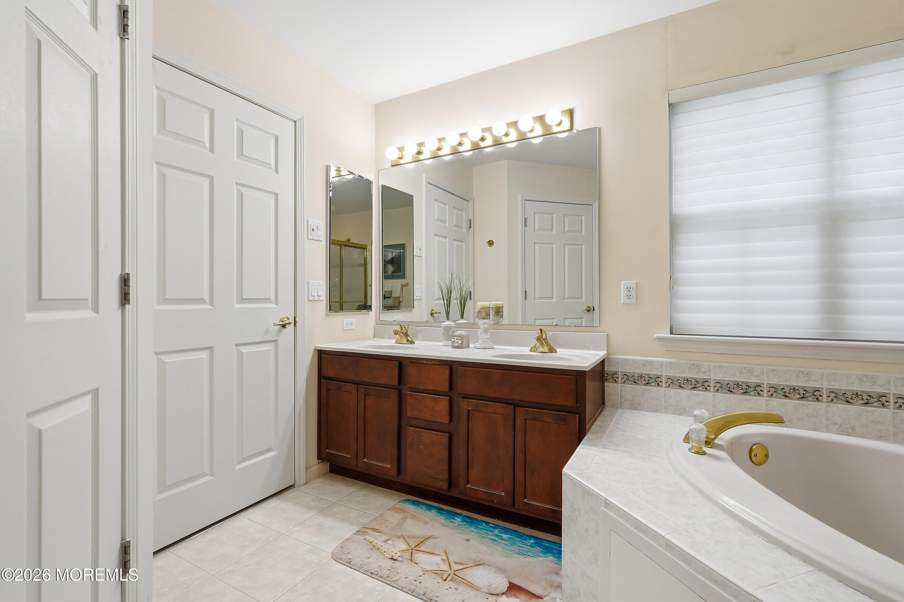 8 Casco Court Lakewood, NJ 08701 - Photo 29 of 56 a bathroom with a tub sink and mirror