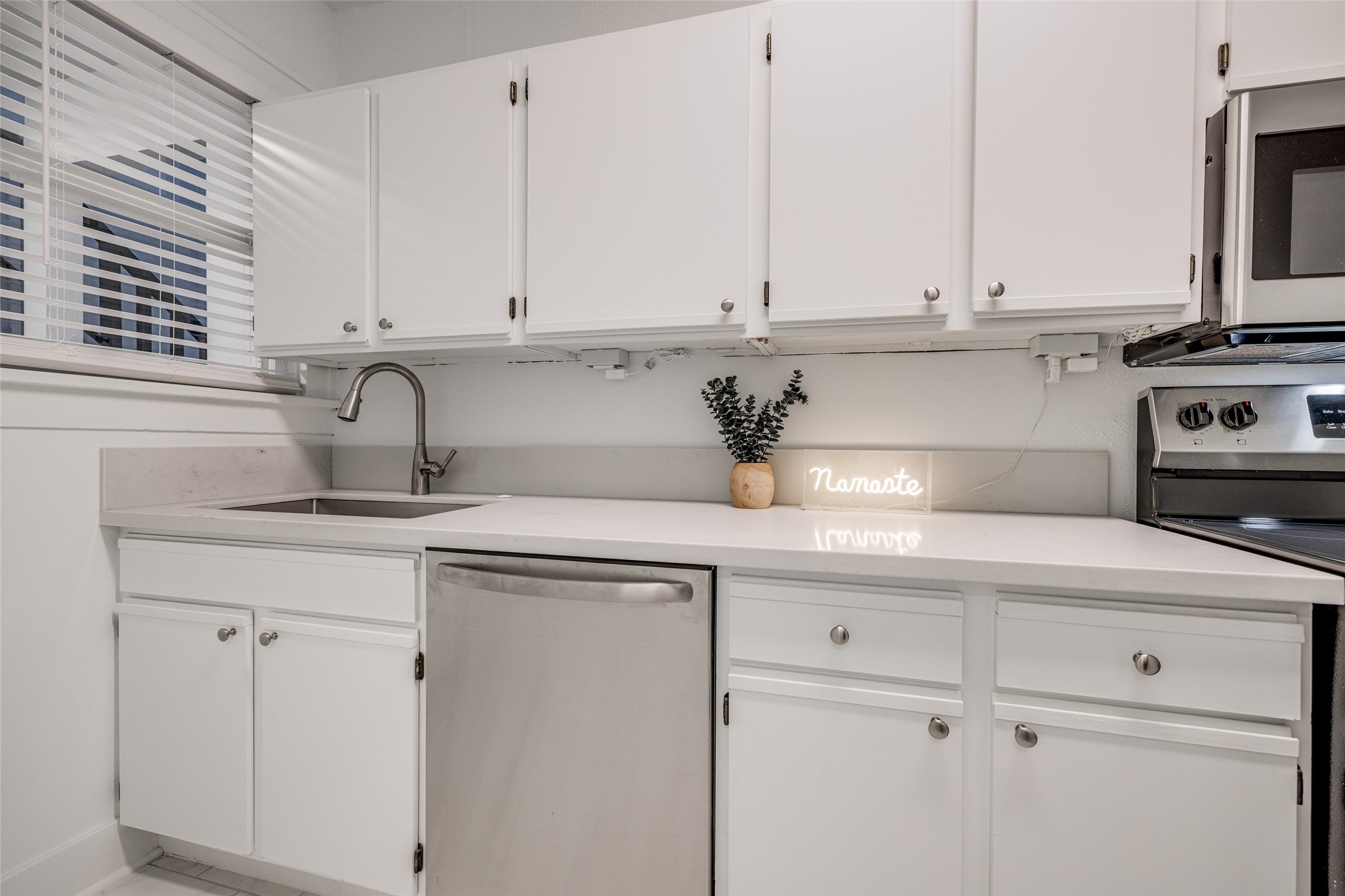 605 Bomar Street, Unit 3 Houston, TX 77006 - Photo 20 of 27 a kitchen with granite countertop white cabinets and white appliances