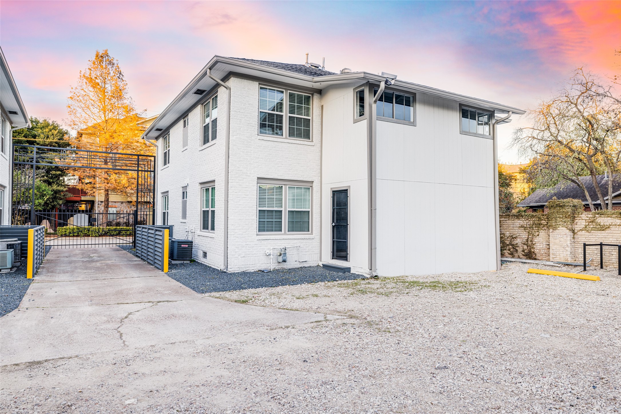 605 Bomar Street, Unit 3 Houston, TX 77006 - Photo 5 of 27 a view of a white house with a large trees