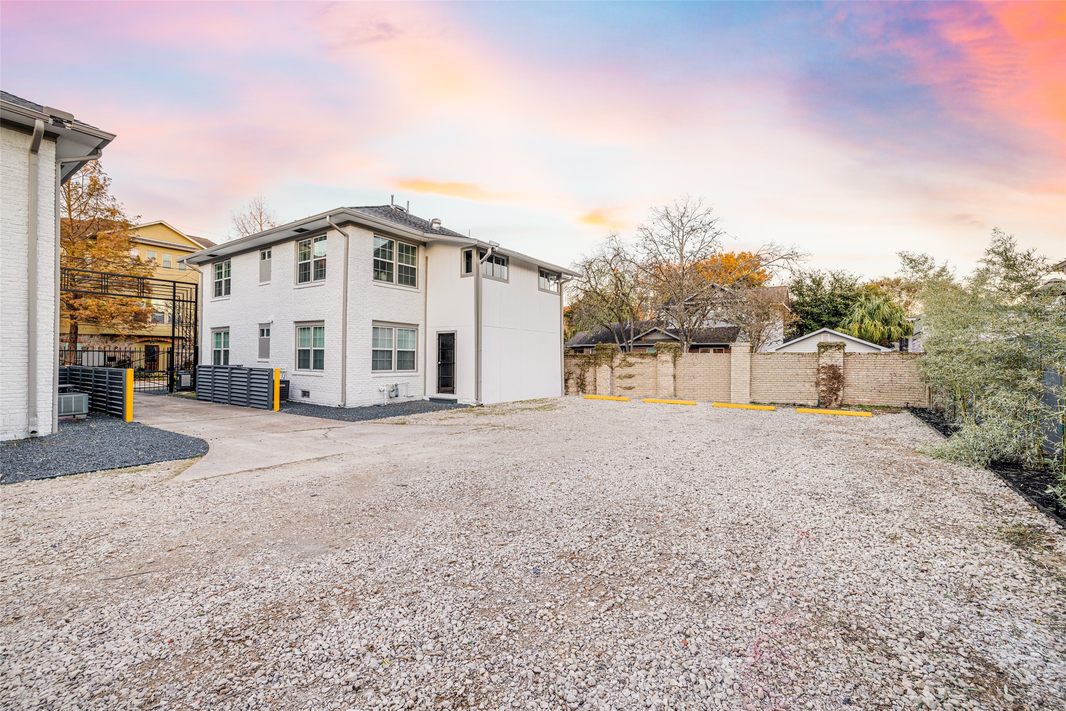 605 Bomar Street, Unit 3 Houston, TX 77006 - Photo 6 of 27 a view of a house with a backyard