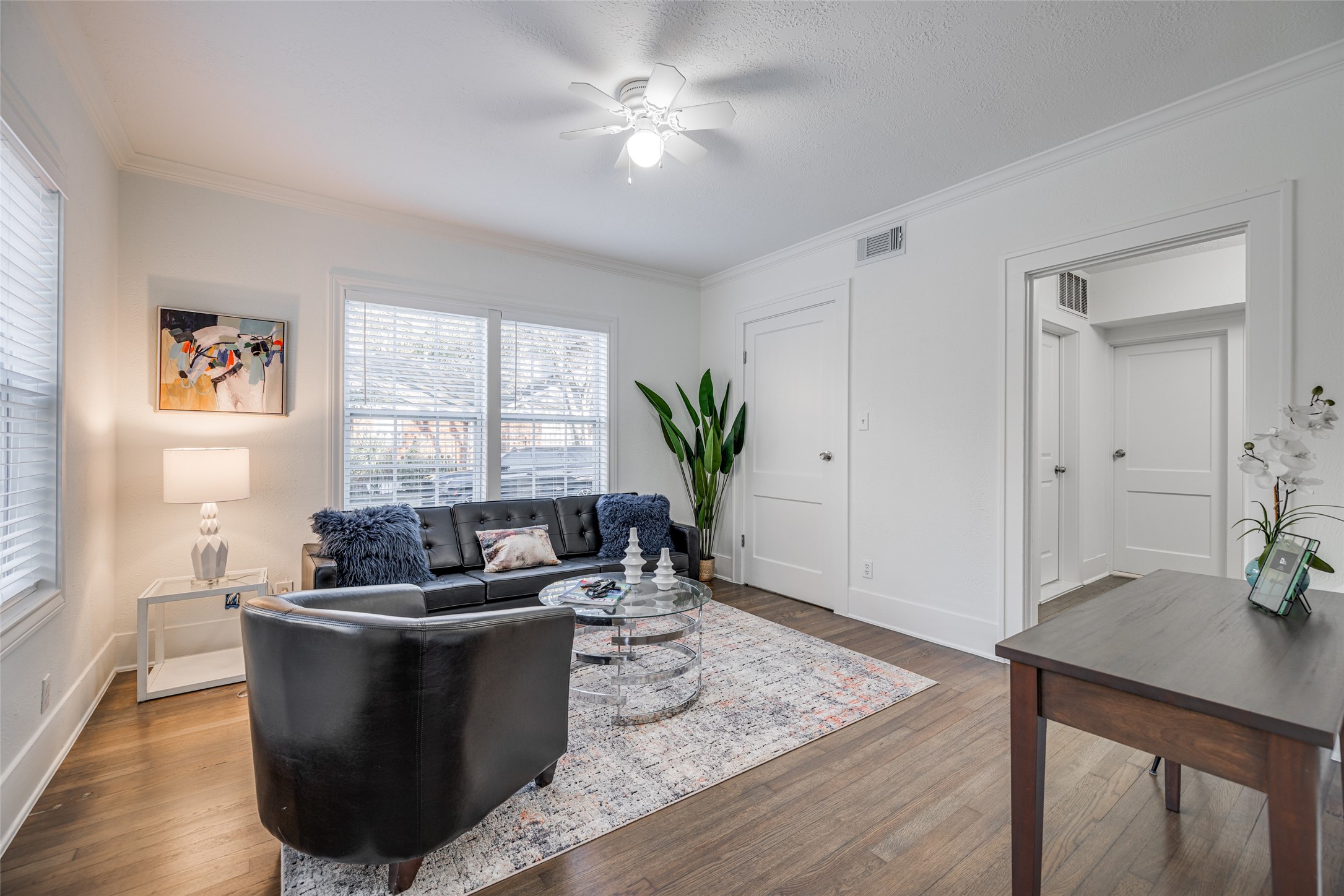 605 Bomar Street, Unit 3 Houston, TX 77006 - Photo 11 of 27 a living room with furniture potted plant and window