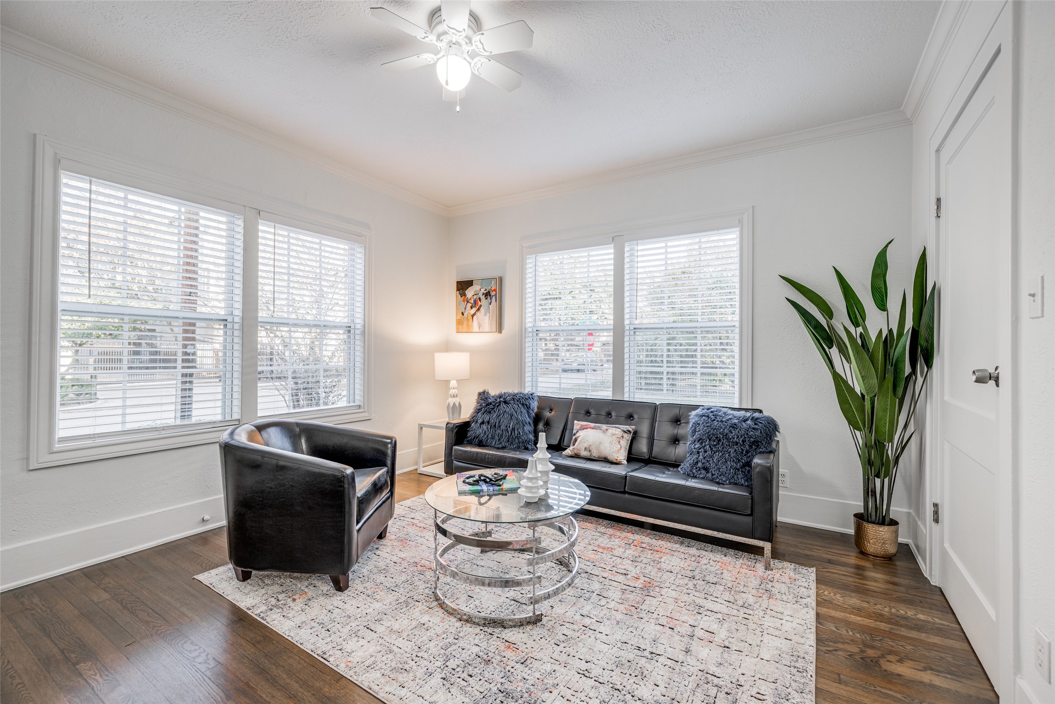 605 Bomar Street, Unit 3 Houston, TX 77006 - Photo 13 of 27 a living room with furniture and a large window