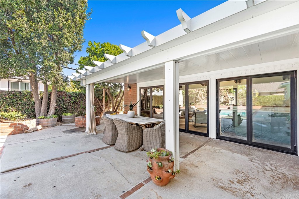 1806 Samar Drive Costa Mesa, CA 92626 - Photo 34 of 41 All doors completely pull back and the sun shines in!