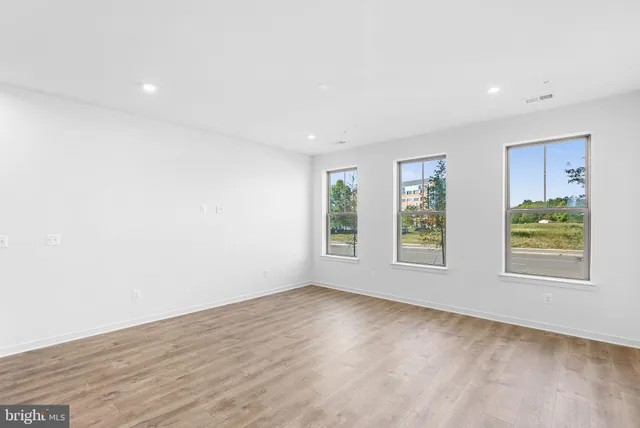 $599,999 | 19719 Misty Moss Square, Unit 1, Ashburn, VA 20147