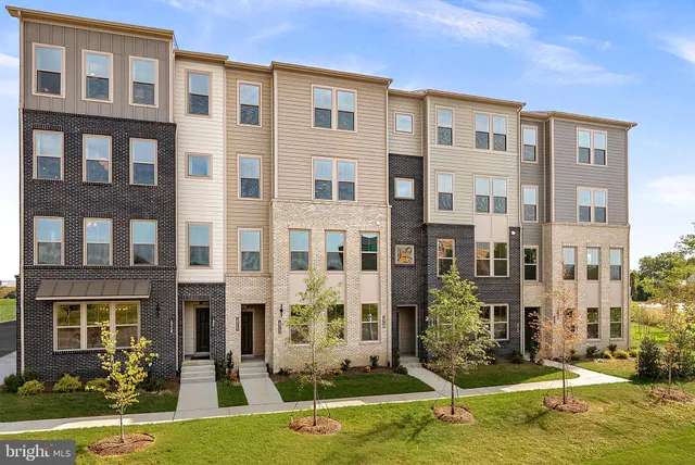 $599,999 | 19719 Misty Moss Square, Unit 1, Ashburn, VA 20147