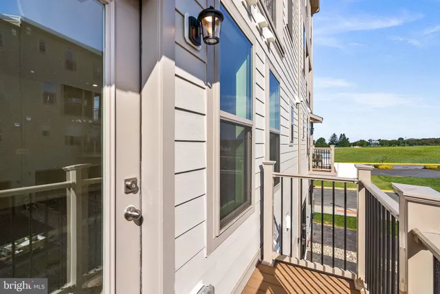 $599,999 | 19719 Misty Moss Square, Unit 1, Ashburn, VA 20147