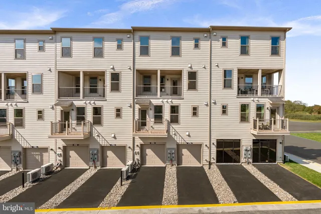 $599,999 | 19719 Misty Moss Square, Unit 1, Ashburn, VA 20147