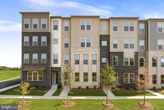 $599,999 | 19719 Misty Moss Square, Unit 1, Ashburn, VA 20147