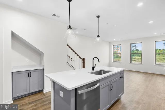 $599,999 | 19719 Misty Moss Square, Unit 1, Ashburn, VA 20147