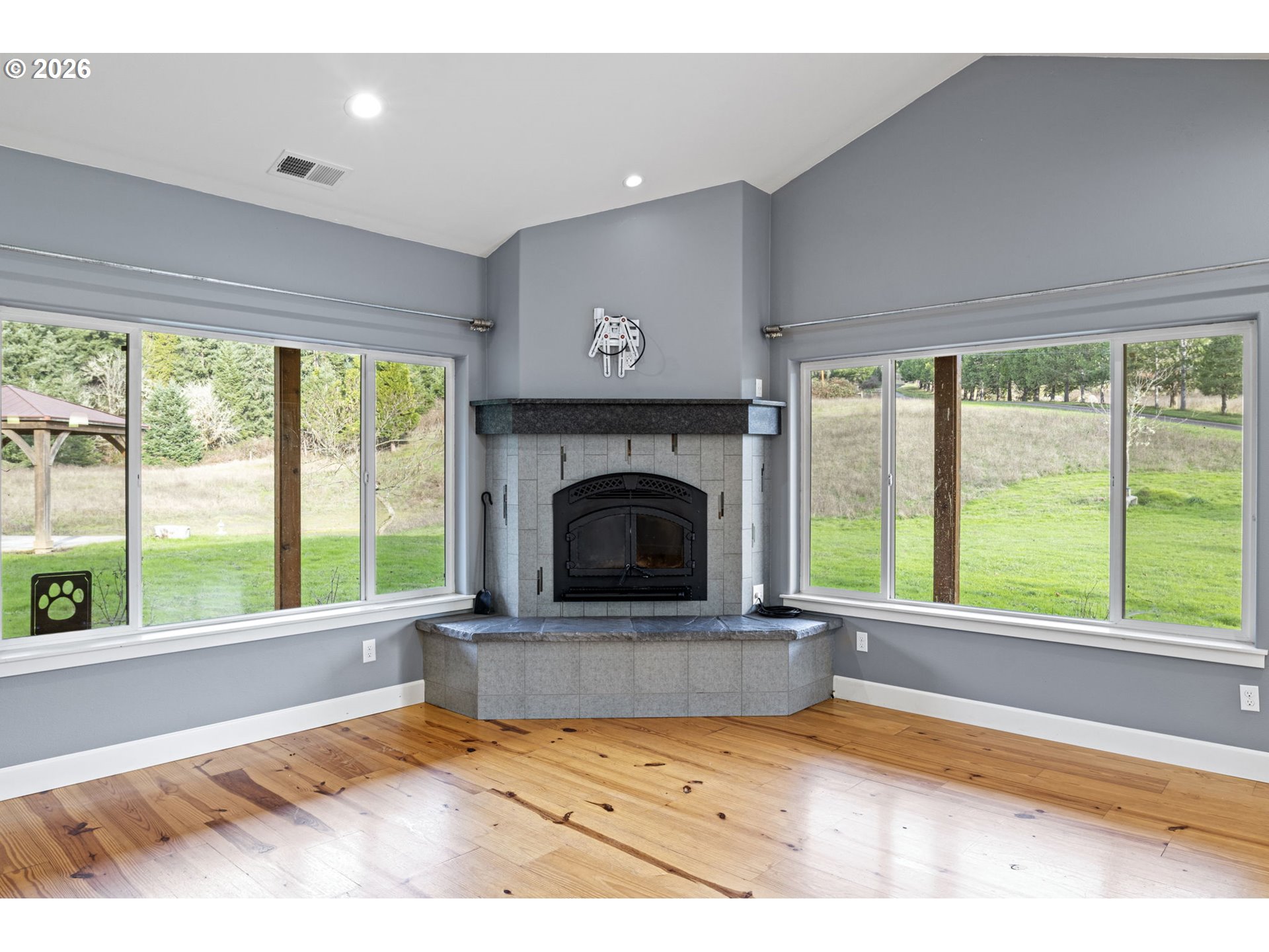302 Scott Road Oakland, OR 97462 - Photo 22 of 48 Living Room