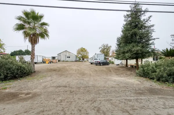 a view of backyard of the house
