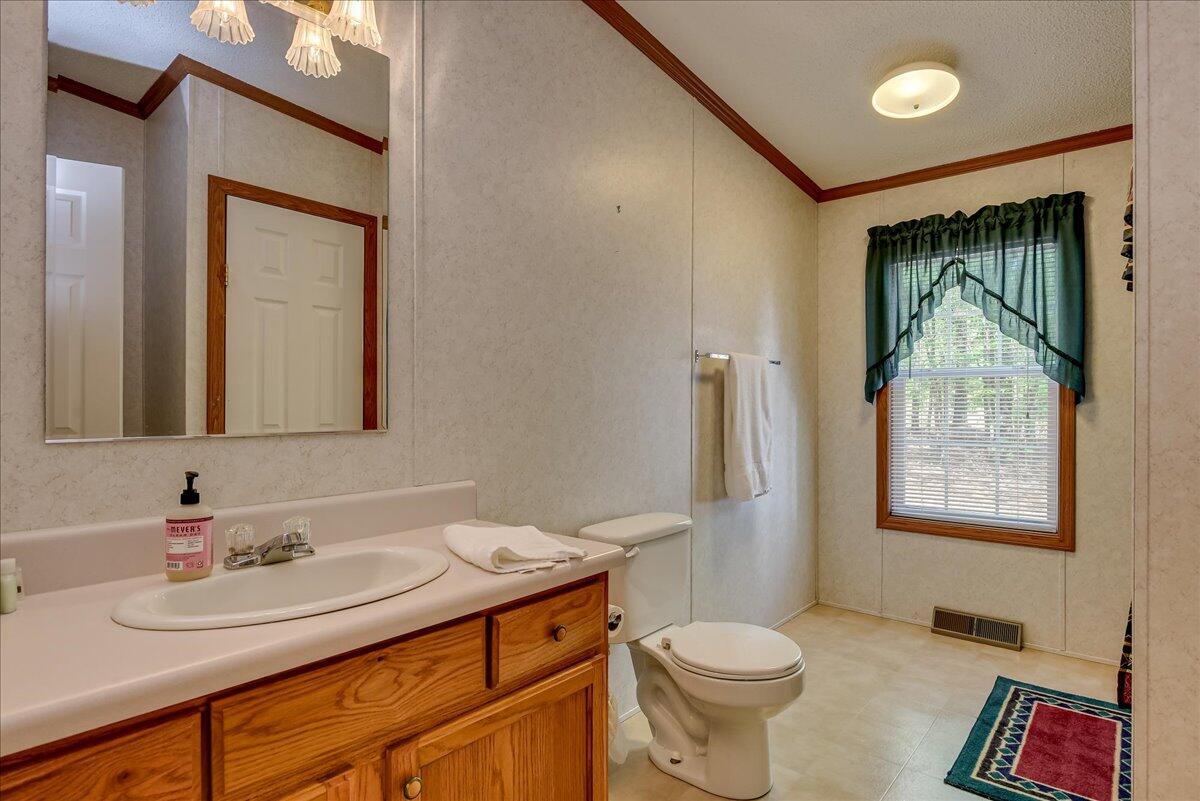 917 Whaley Pond Road Graniteville, SC 29829 - Photo 23 of 34 Second full bath with tub/shower and linen closet.