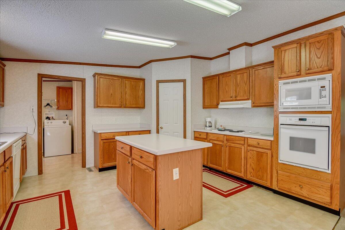 917 Whaley Pond Road Graniteville, SC 29829 - Photo 10 of 34 All appliances remain.