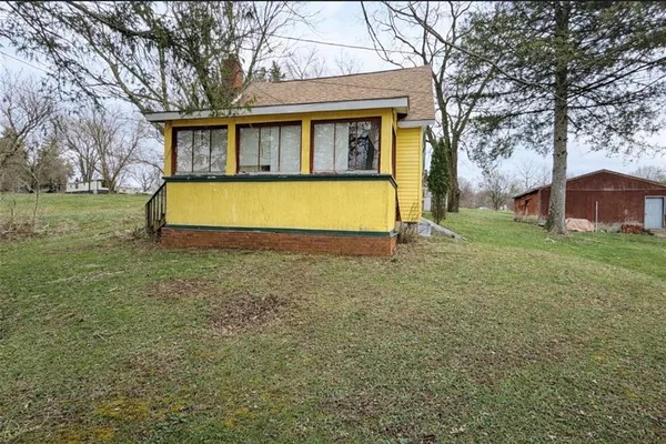 a view of a house with a yard