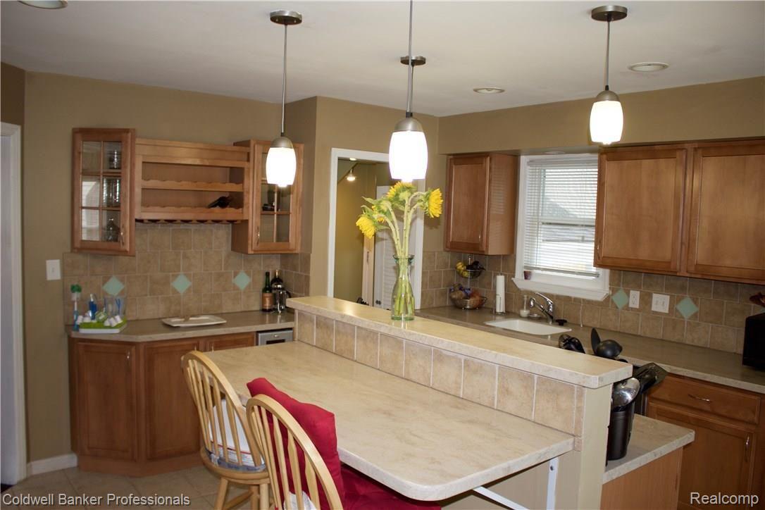 2035 Cambridge Road Berkley, MI 48072 - Photo 4 of 34 Updated Eat in Kitchen