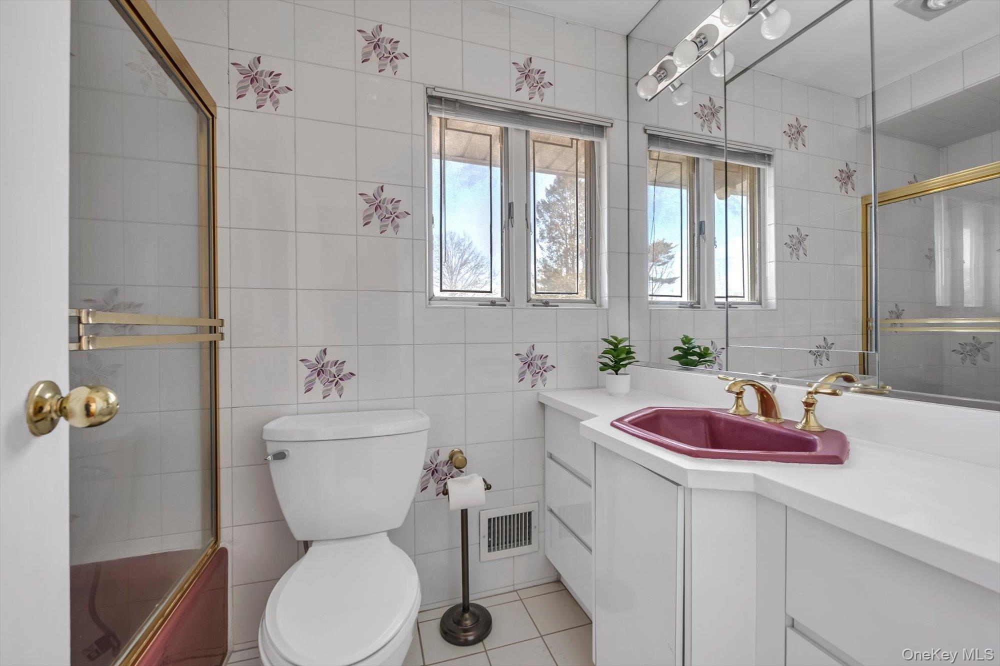 23 Madison Avenue Jericho, NY 11753 - Photo 19 of 29 Hallway bathroom with tub