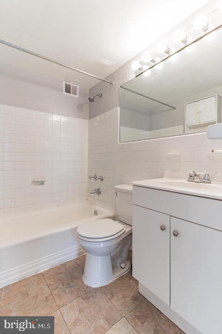 2101-17 Chestnut Street, Unit 1608 Philadelphia, PA 19103 - Photo 17 of 28 a bathroom with a sink toilet and shower
