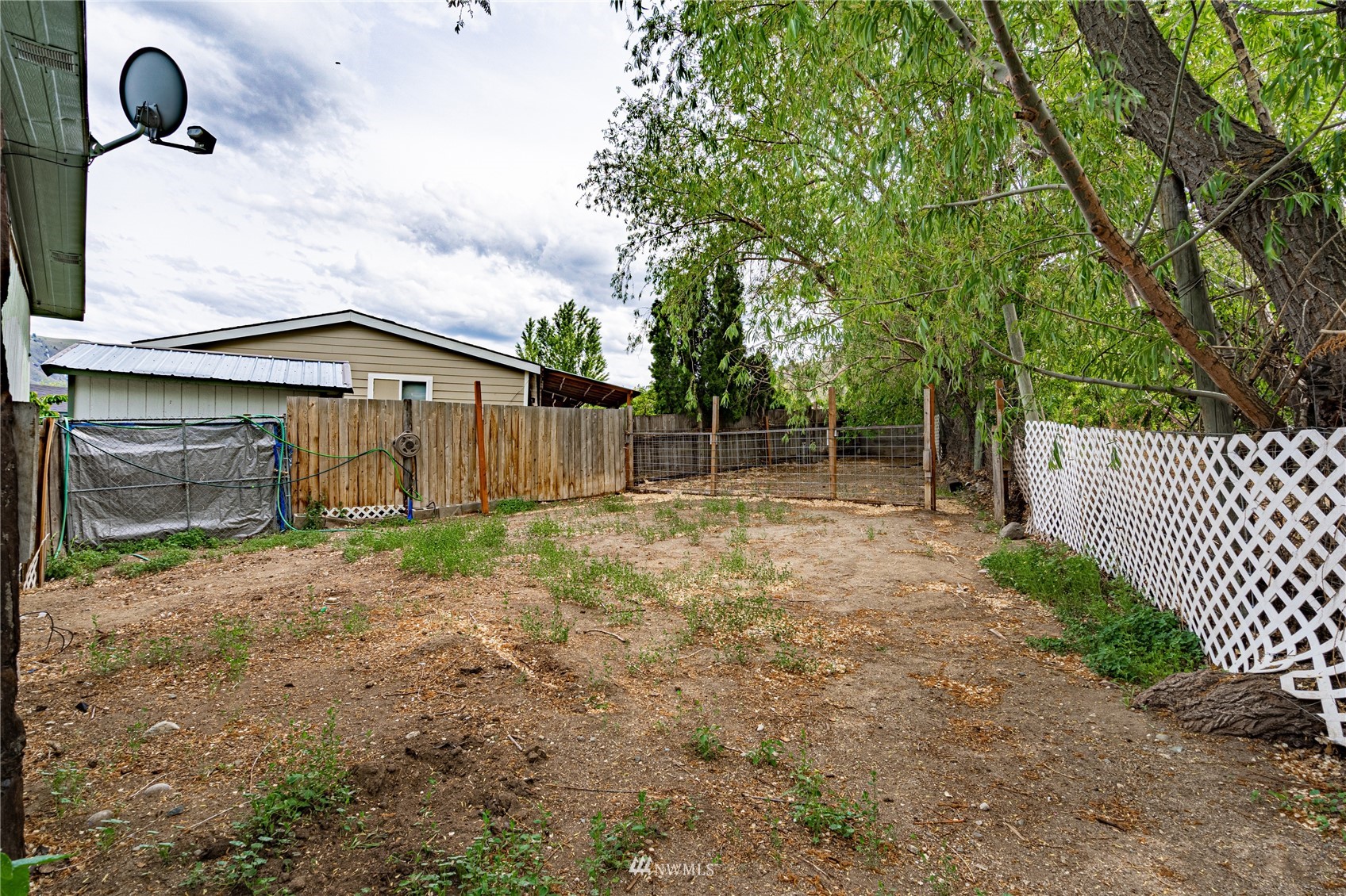 35 Apple Acres Road, Unit 112 Chelan, WA 98816 - Photo 27 of 35 a backyard of a house with lots of green space