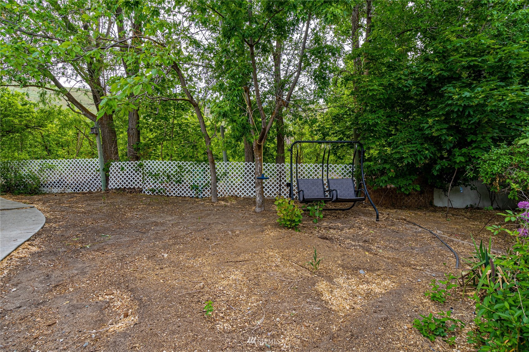 35 Apple Acres Road, Unit 112 Chelan, WA 98816 - Photo 34 of 35 a backyard of a house with lots of green space