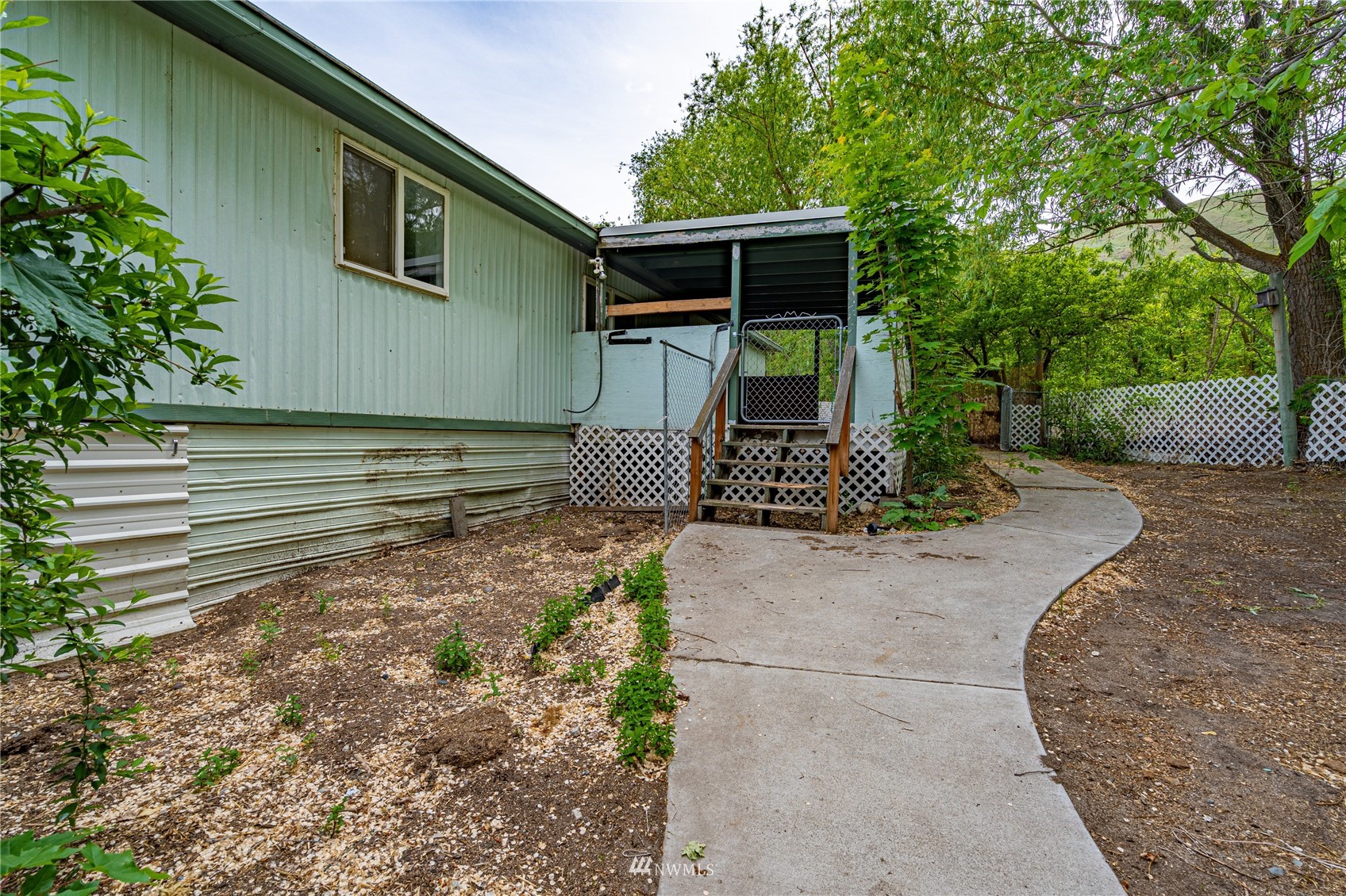 35 Apple Acres Road, Unit 112 Chelan, WA 98816 - Photo 35 of 35 a front view of a house with garden