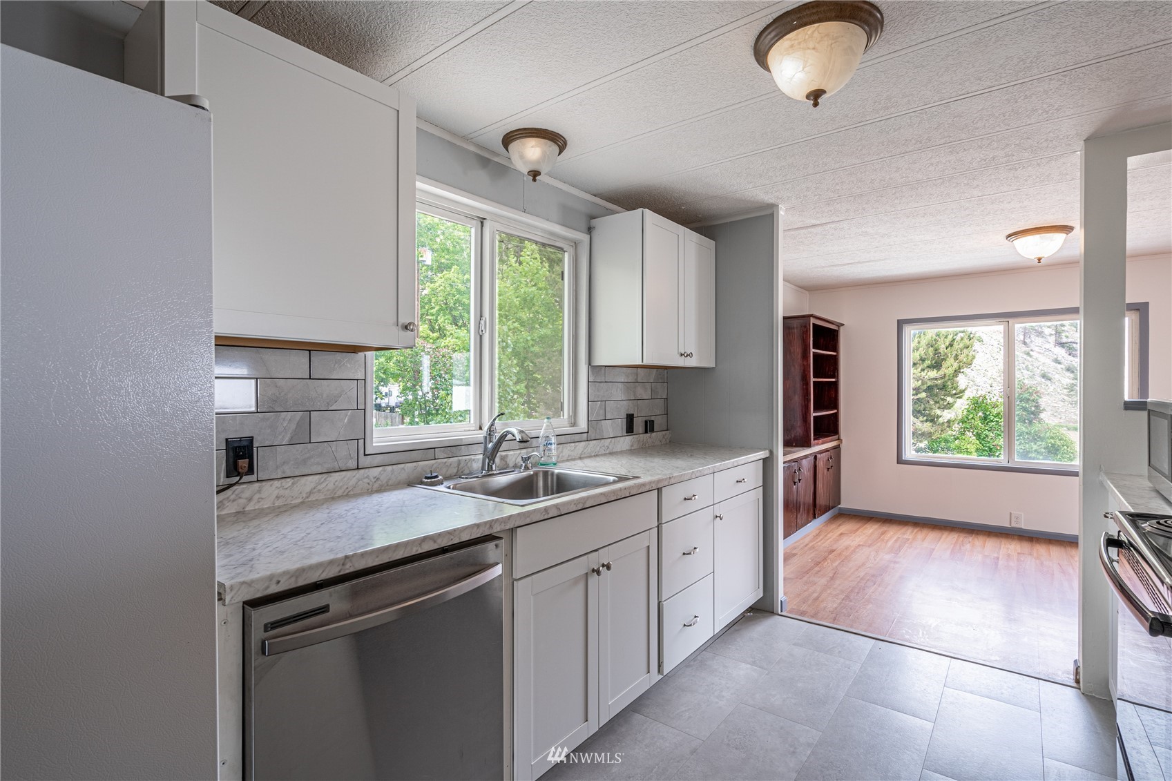 35 Apple Acres Road, Unit 112 Chelan, WA 98816 - Photo 9 of 35 a kitchen that has a sink and a stove in it