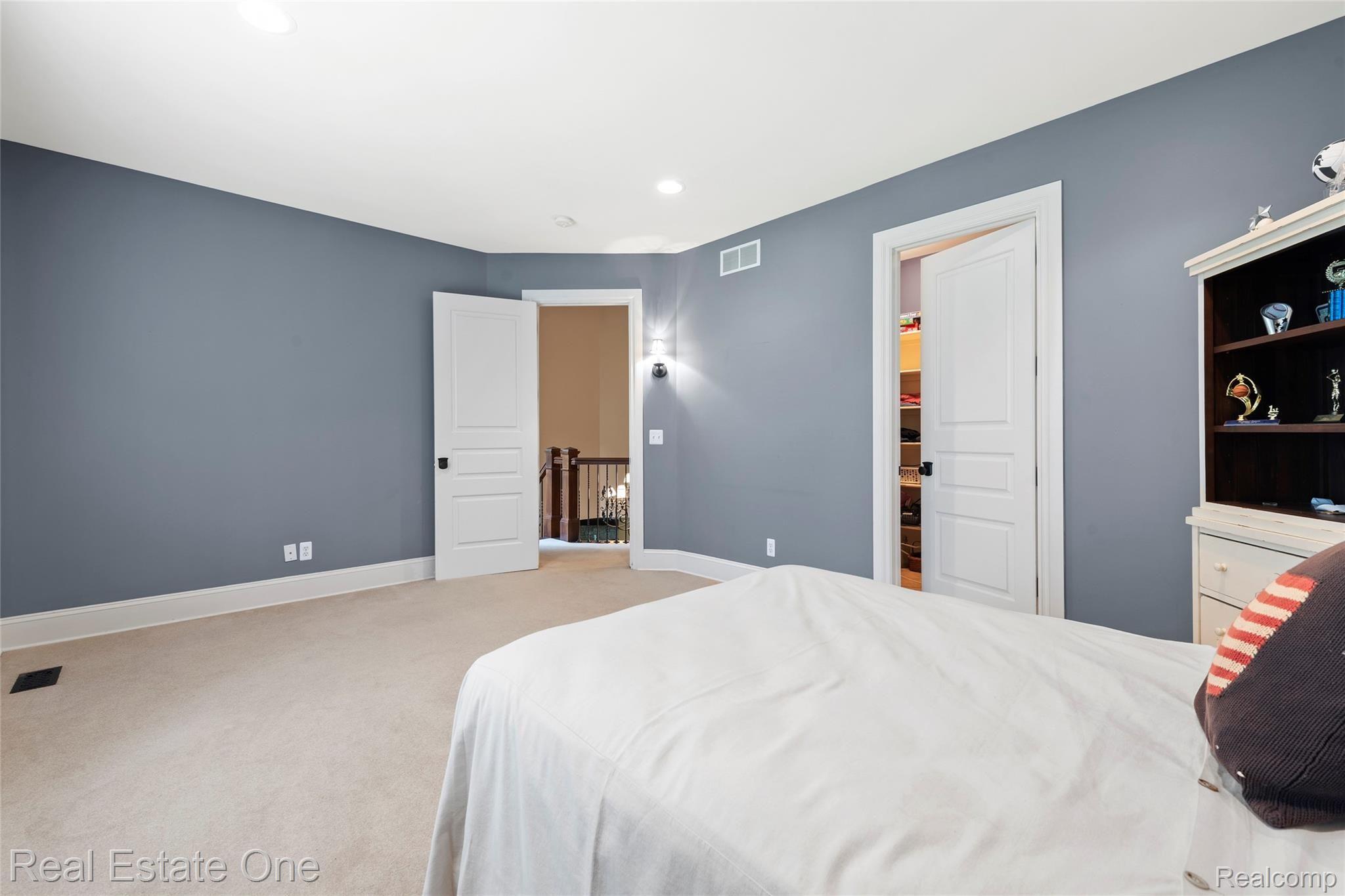 7807 Fieldstone Ridge Clarkston, MI 48348 - Photo 38 of 59 Bedroom 2 offers Large Walk In closet