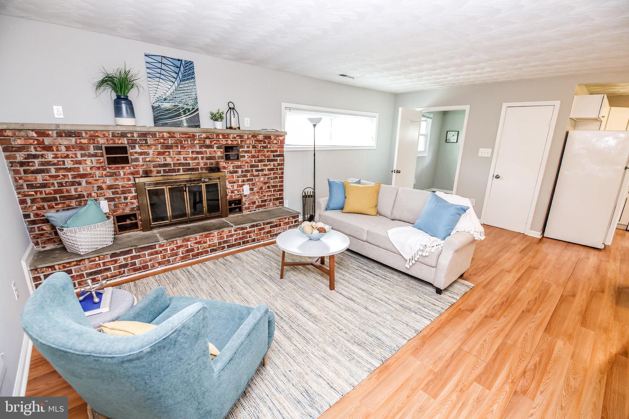 17713 Queen Anne Road Upper Marlboro, MD 20774 - Photo 3 of 35 Living room