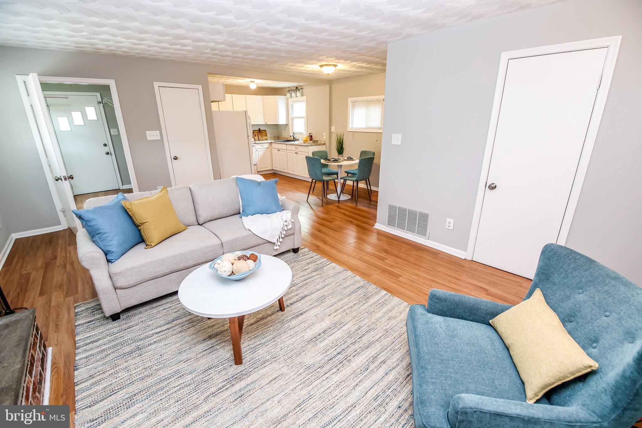 17713 Queen Anne Road Upper Marlboro, MD 20774 - Photo 4 of 35 Living room