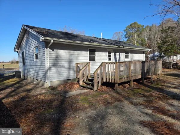 a view of back yard of the house
