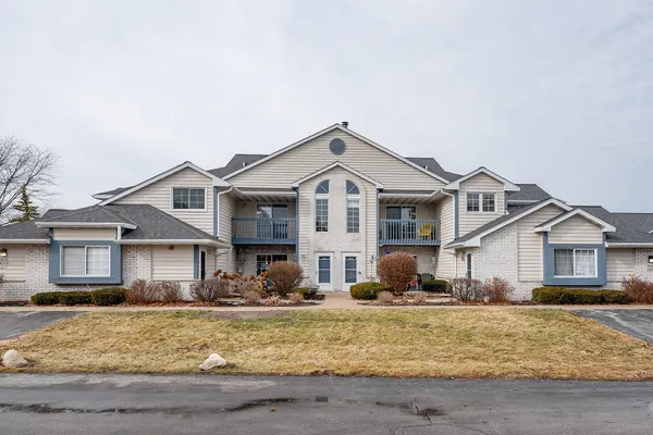 $279,900 | W240-n2532 East Parkway Meadow Circle, Unit 5, Pewaukee, WI 53072