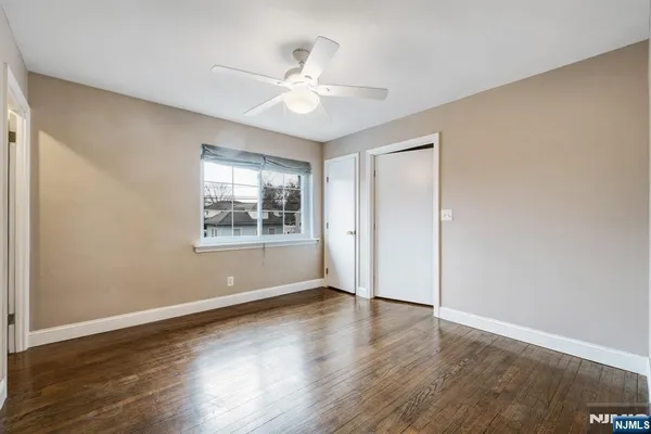 a view of empty room with window