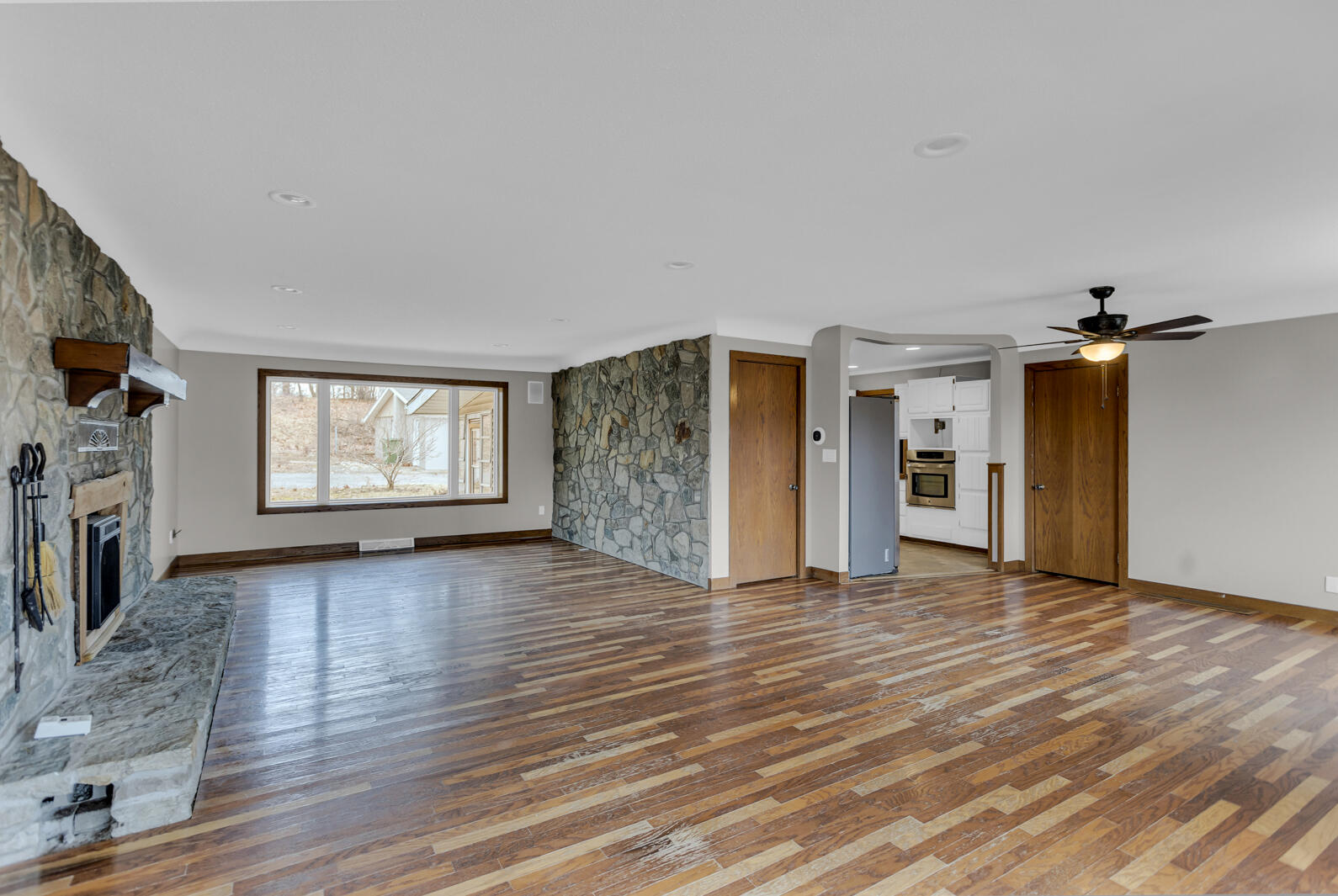 7805 Jefferson Road Brooklyn, MI 49230 - Photo 15 of 65 Living Room