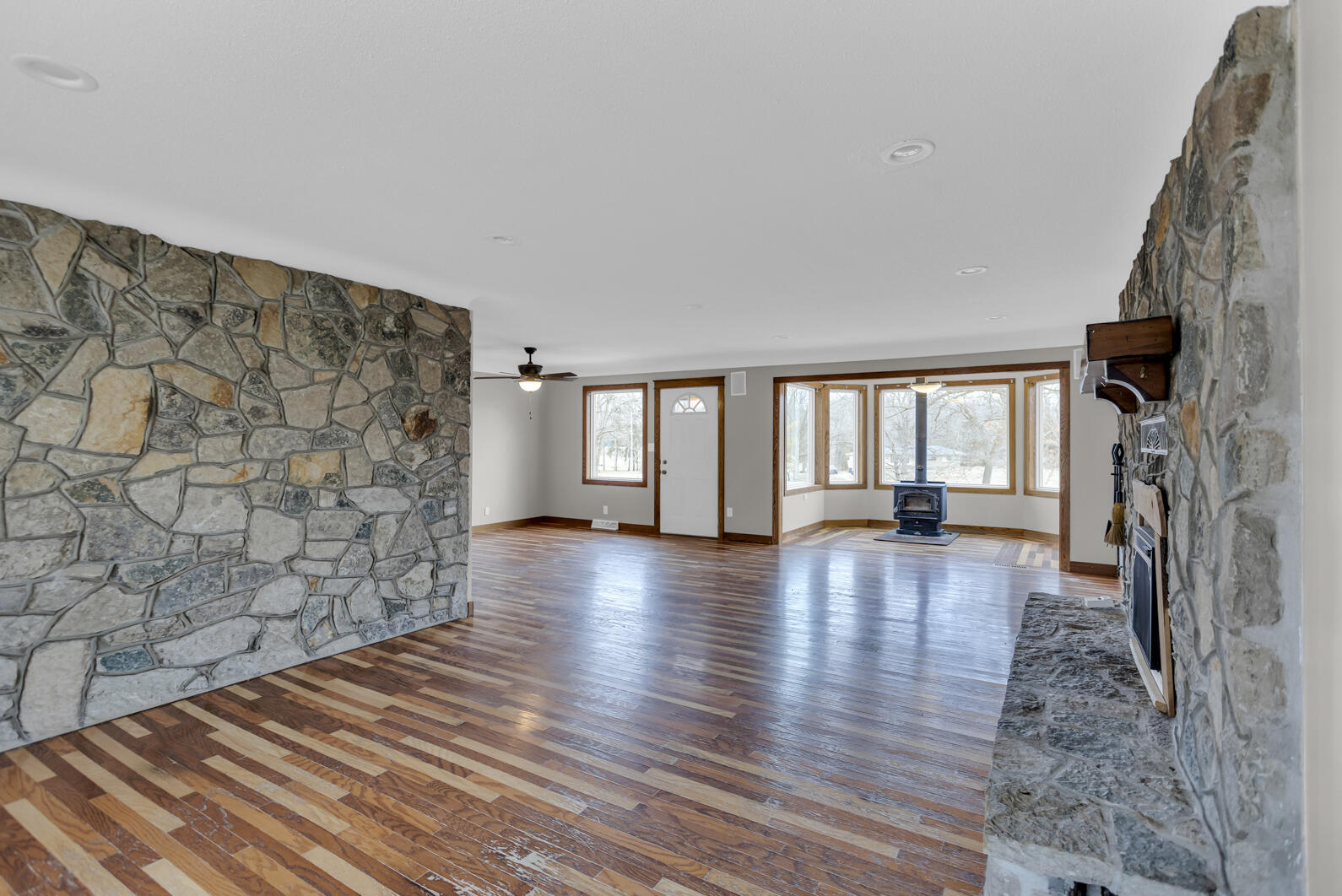 7805 Jefferson Road Brooklyn, MI 49230 - Photo 16 of 65 Living Room