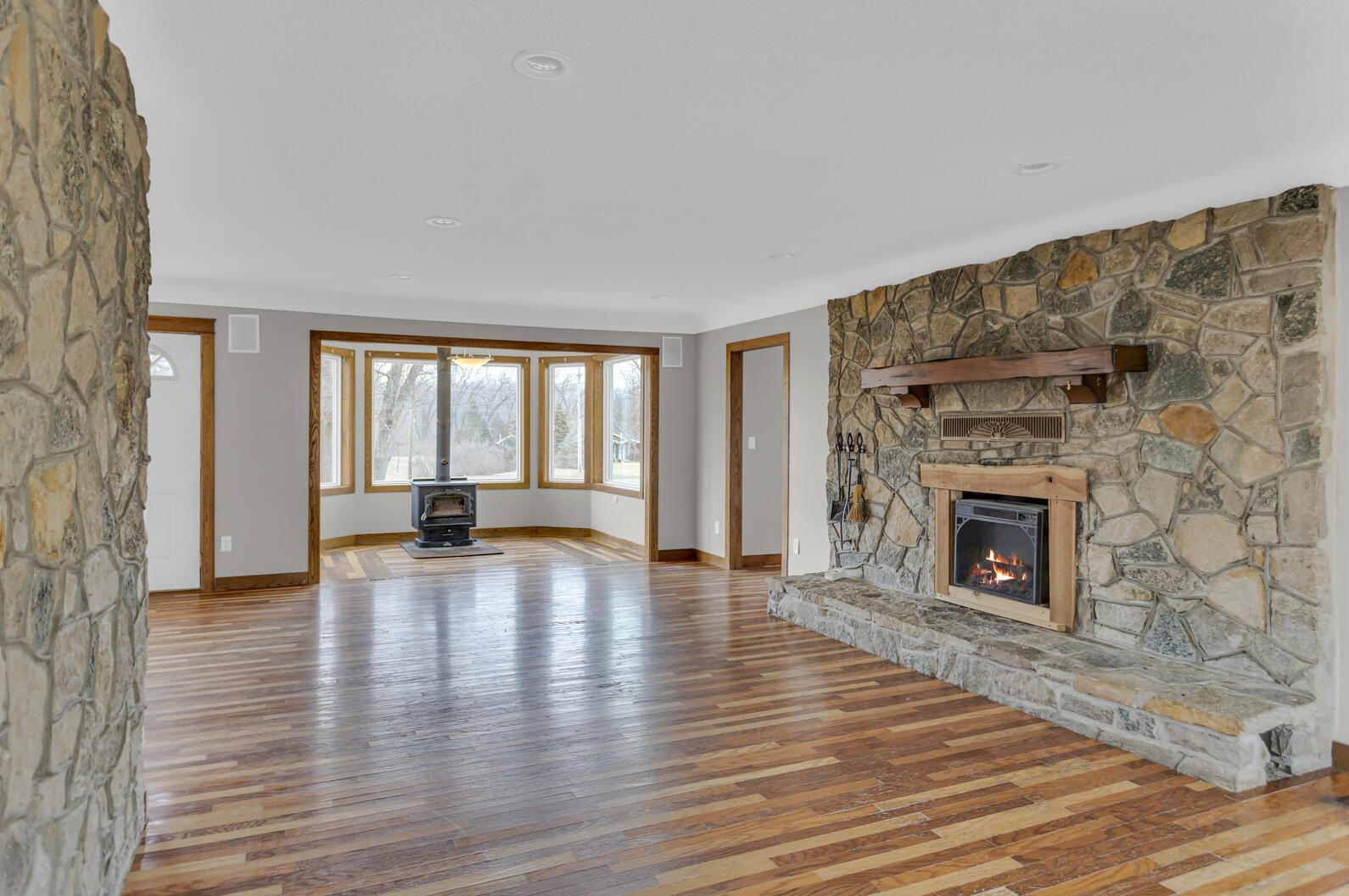 7805 Jefferson Road Brooklyn, MI 49230 - Photo 17 of 65 Living Room